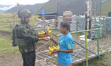 Satgas Yonif 113/JS Dongkrak Ekonomi Mama-Mama Engganengga Lewat Bohati