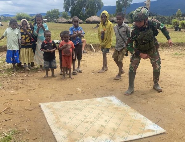 Gasing Satgas 408 Ciptakan Tawa Anak Papua di Andugume