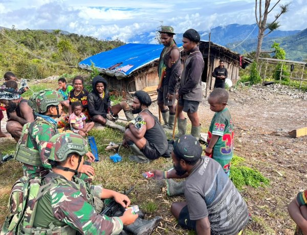 TNI di Honai: Komsos Yonif 142 Bangun Kepercayaan Warga Yugumuak