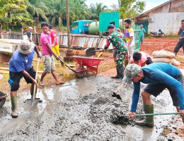 Babinsa Koramil Ulilin Gotong Royong Bersama Warga Bangun Pagar Masjid Al-Ikhlas