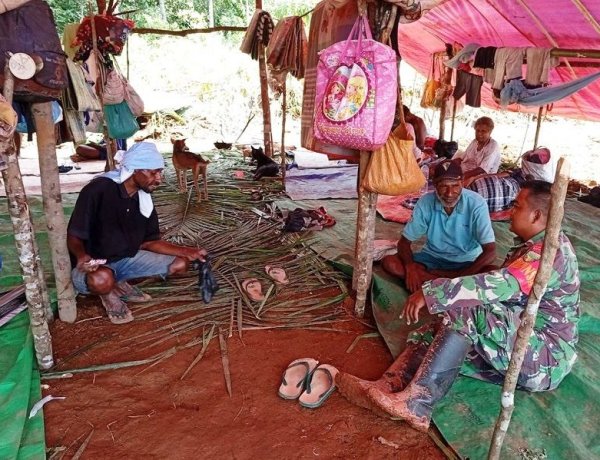 Babinsa Pos Ramil Animha Jalin Keakraban Dengan Warga Kampung Senegi Lewat Komsos