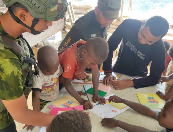 Satgas TNI Yonif 113/Jaya Sakti Tebar Harapan Literasi di Pedalaman Intan Jaya