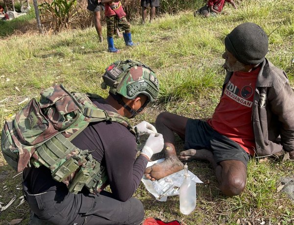 TNI Dekati Warga Ogeapa, Kesehatan Merata di Pedalaman Intan Jaya