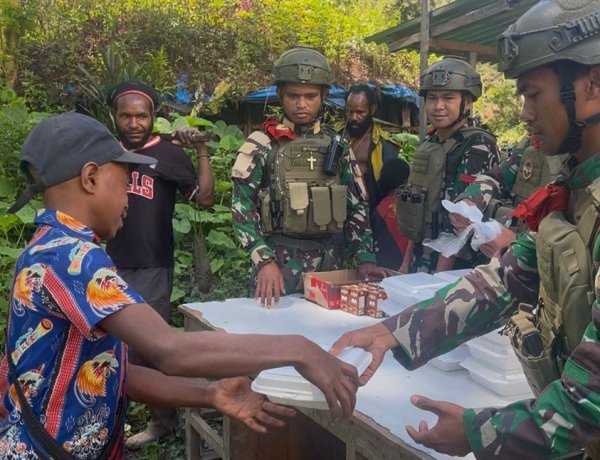 Banau Berbagi Jumat: Satgas Yonif 732/Banau Jalin Kedekatan di Perbatasan Papua