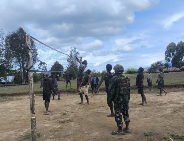 Satgas Yonif 408/Sbh dan Warga Andugume Gelar Laga Voli Penuh Sukacita