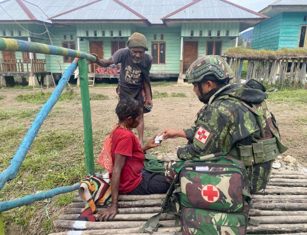 Satgas Yonif 113/JS: Sentuhan Pelayanan Kesehatan di Jantung Papua