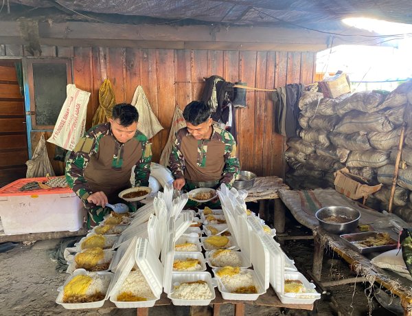 Prajurit Satgas Tebar Hangat: Nasi, Lauk, dan Harapan di Kampung Papua