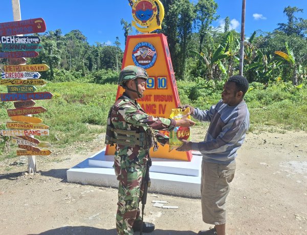 Satgas Yonif 10 Marinir Tebar Berkah di Perbatasan Papua: Sembako untuk Warga Imsun