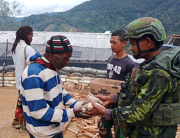 Satgas Yonif 113/JS Bawa Senyum Lewat Makanan dan WiFi Gratis di Intan Jaya