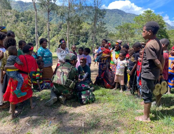 Satgas Yonif 113/JS Bawa Pelayanan Kesehatan Gratis ke Pedalaman Intan Jaya