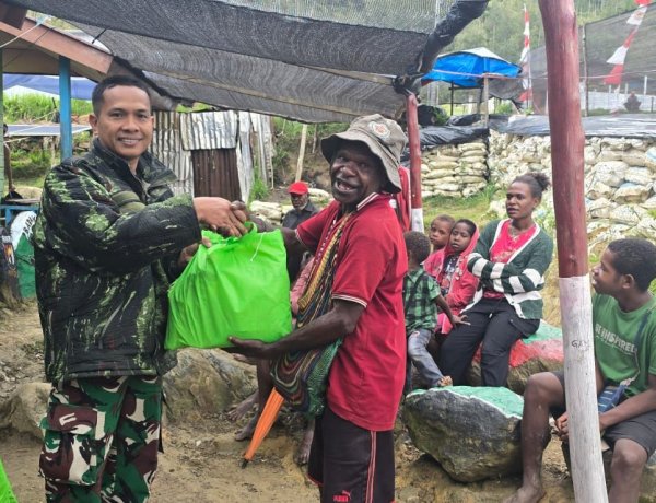 Satgas Yonif 113/JS Salurkan Sembako untuk Warga Pogapa, Wujud Kepedulian Nyata di Pedalaman Intan Jaya