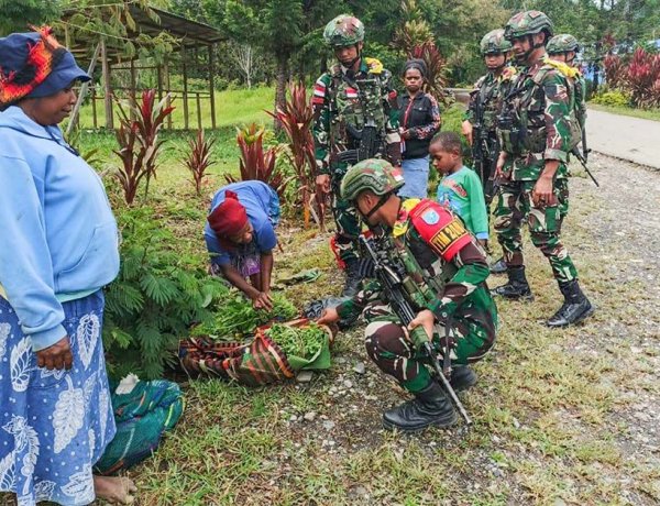 Senyum Warga Hitadipa: Satgas Yonif 712/WT Borong Hasil Tani
